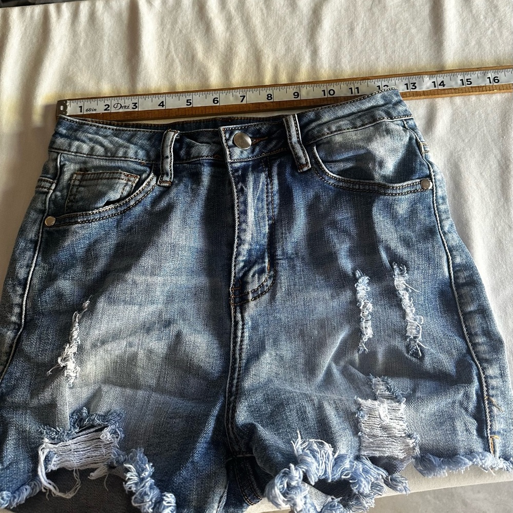 FASHION NOVA WOMAS DISTRESSED DENIM SHORTS SZ MEDIUM 28 - Picture 8 of 15